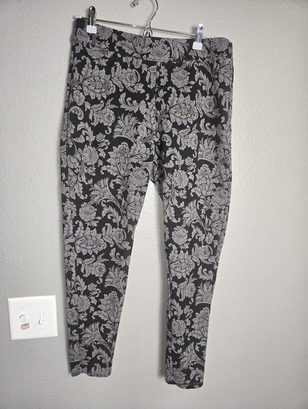 Soft Surroundings Grey And Black Floral Ponte Ankle Leggings Size Medium